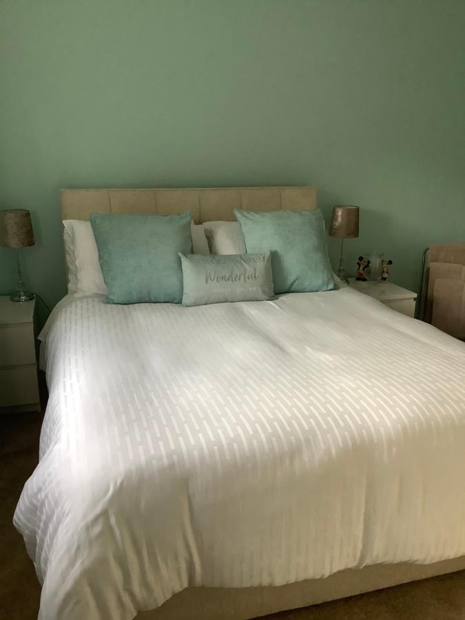Private Room, Shared Bathroom With One Other, Tea And Coffee Making Facilities, Mini Fridge And Hairdryer, King Sized Bed With Help Yourself Continental Breakfast In Secluded Modern Property With Parking Bournemouth Exterior foto